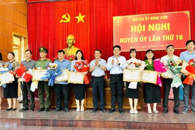 LIÊN ĐỘI ĐƯỢC UBND HUYỆN KHEN THƯỞNG VỀ HỌC TẬP VÀ LÀM THEO BÁC